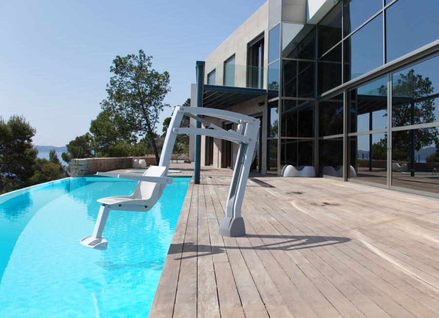 i-swim3 Schwimmbadlift ermöglicht mobilitätseingeschränkten Personen die Möglichkeit, ohne fremde Hilfe und mit maximaler Selbstständigkeit in Schwimmbäder zu gelangen.